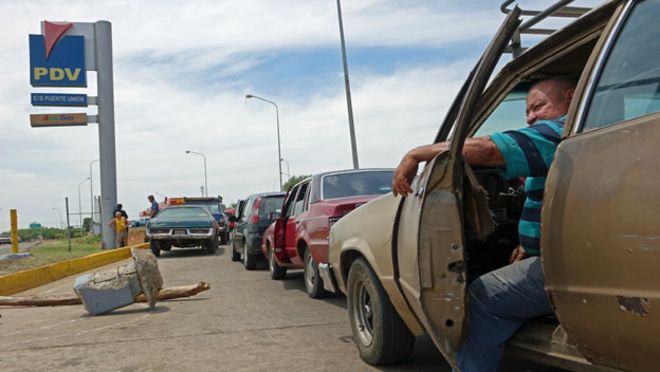 The Regime Keeps Shipping Gas to Cuba While Venezuelans Push Their Cars - Braulio Polanco y Nazaret Torres