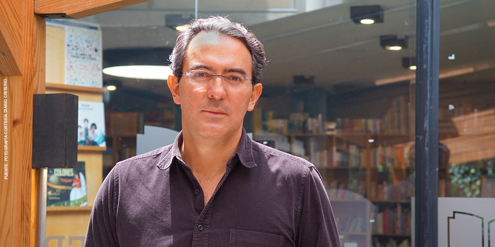 Juan Gabriel Vásquez: Trato de decirle al lector lo que ni el periodismo ni la historia pueden contar - Alejandro Hernández